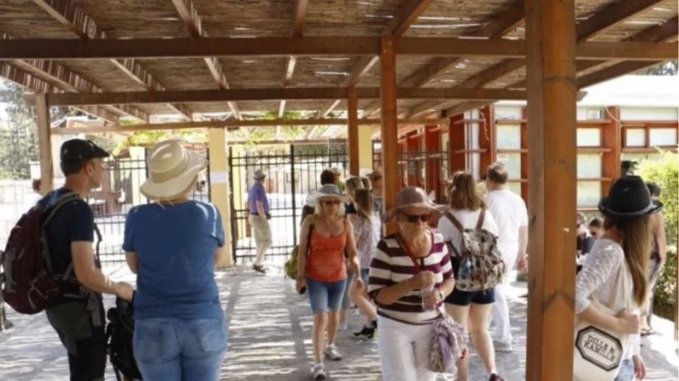 Βγάζουμε μόνοι μας τα μάτια μας: Απογοητευμένοι δεκάδες τουρίστες που βρήκαν κλειστές τις πόρτες της Κνωσού
